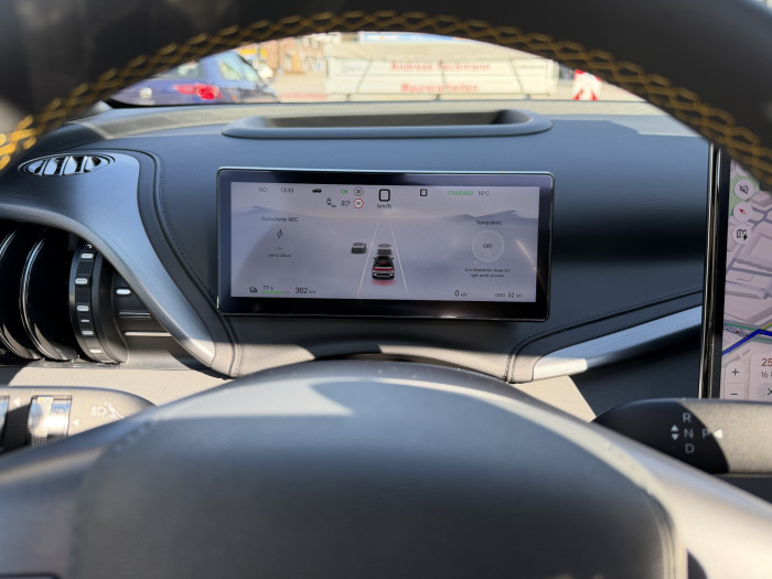 Die Sensoren erkennen andere Verkehrsteilnehmer und stellen sie im Fahrer-Bildschirm dar. (Bild: Dirk Kunde)